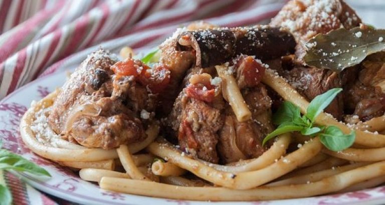 Παστιτσάδα με κόκορα: Η Κερκυραϊκή συνταγή που θα σας ξετρελάνει