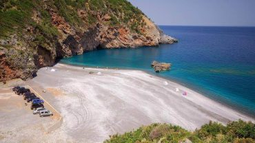 Πετάλη: Η πανέμορφη κρυφή παραλία της Εύβοιας