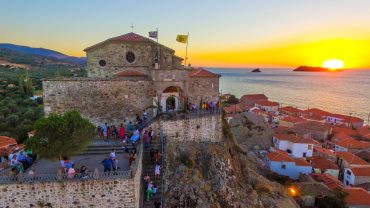 Πέτρα: Ένας παραθαλάσσιος οικισμός στην Λέσβο που αξίζει να επισκεφθείτε