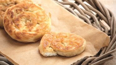 Πεντανόστιμη σκοπελίτικη τυρόπιτα: Πως θα την φτιάξετε