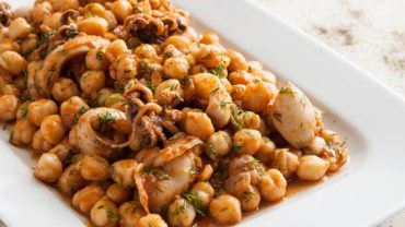 Σουπιές με ρεβύθια: Μια νηστίσιμη συνταγή από την Σκύρο