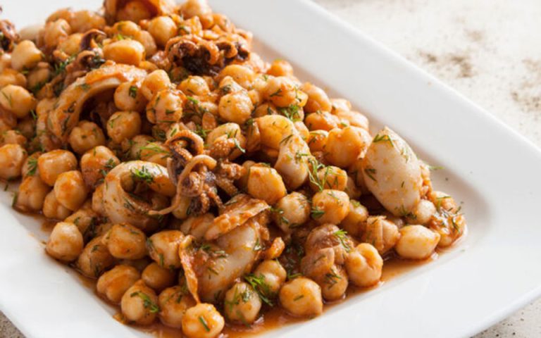 Σουπιές με ρεβύθια: Μια νηστίσιμη συνταγή από την Σκύρο