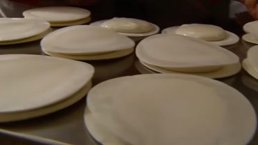 Χαλβαδόπιτα Σύρου: Ένα ελαφρύ γλυκό κατάλληλο για την περίοδο νηστείας