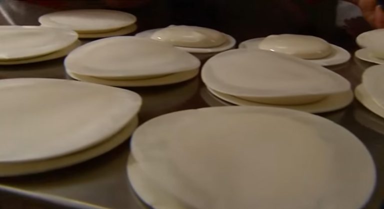 Χαλβαδόπιτα Σύρου: Ένα ελαφρύ γλυκό κατάλληλο για την περίοδο νηστείας