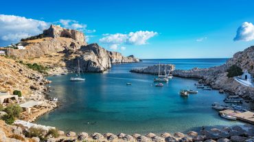 Άγιος Παύλος: Ο κόλπος με τη «χρυσαφένια» αμμουδιά!