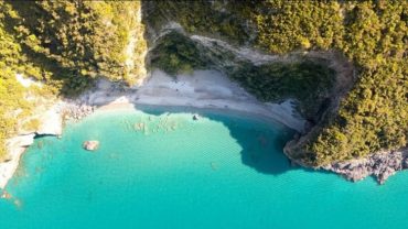 Βυθούρη: Η καταγάλανη παραλία στην Εύβοια