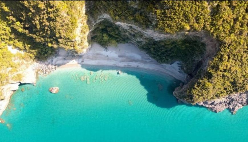 Βυθούρη: Η καταγάλανη παραλία στην Εύβοια