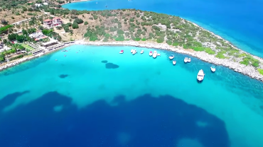 Η «Γαλάζια Λίμνη» της Εύβοιας που μοιάζει με παράδεισο