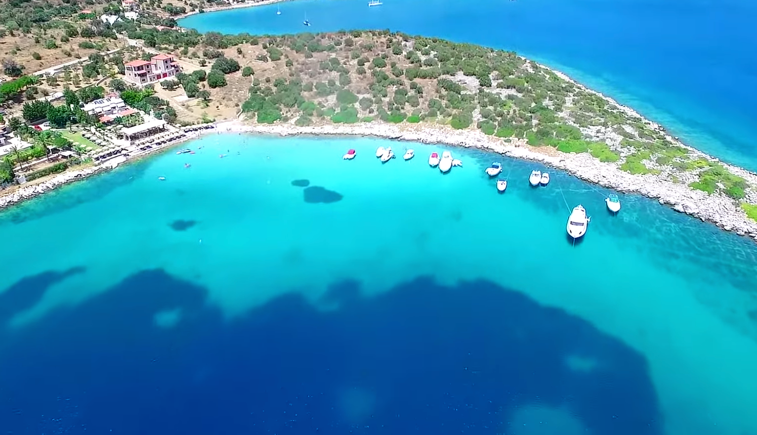 Η «Γαλάζια Λίμνη» της Εύβοιας που μοιάζει με παράδεισο