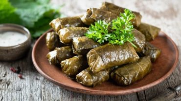 Πεντανόστιμα γιαπράκια με κιμά από την Τήλο