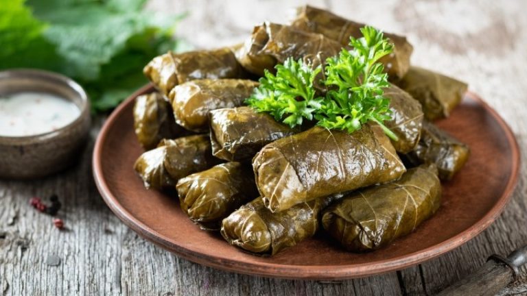 Πεντανόστιμα γιαπράκια με κιμά από την Τήλο