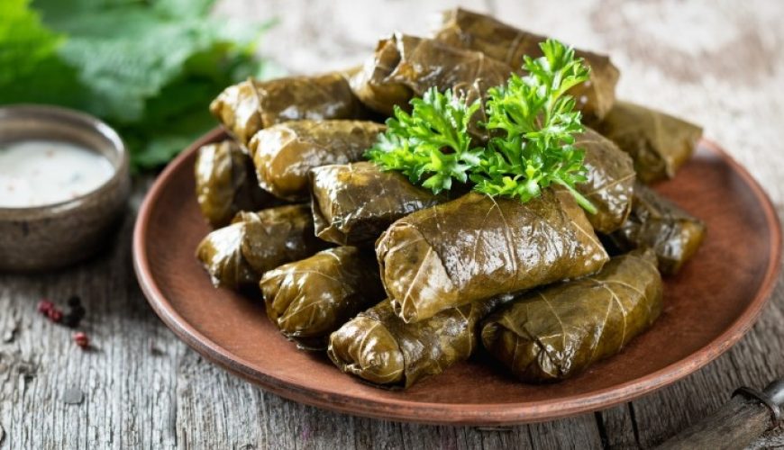 Πεντανόστιμα γιαπράκια με κιμά από την Τήλο
