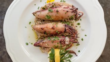 Καλαμαράκια γεμιστά όπως τα φτιάχνουν στη Μυτιλήνη