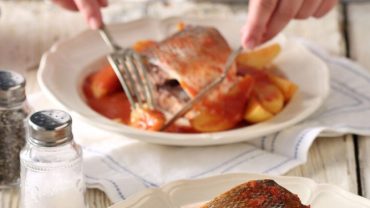 Κέφαλοι: Μια λευκαδίτικη συνταγή με ψάρι στην κατσαρόλα