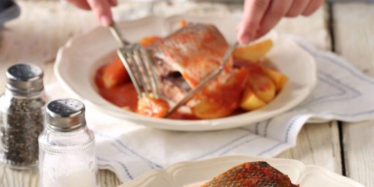 Κέφαλοι: Μια λευκαδίτικη συνταγή με ψάρι στην κατσαρόλα