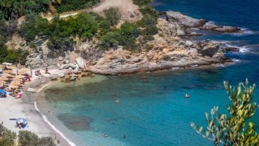 Κλιμάκι: Η πανέμορφη παραλία στις Πετριές Εύβοιας