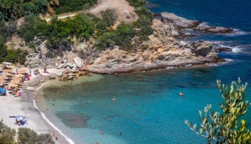 Κλιμάκι: Η πανέμορφη παραλία στις Πετριές Εύβοιας