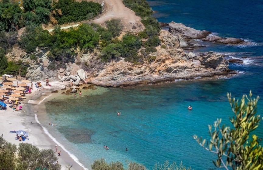 Κλιμάκι: Η πανέμορφη παραλία στις Πετριές Εύβοιας