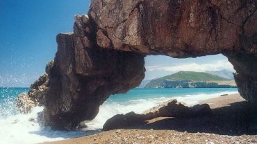 Κρύα Βρύση ή Κρυοβρύση: Η παραλία με την κρυφή λιμνούλα