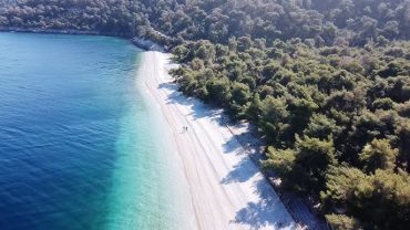 Παραλία Λυχνάρι: Μια πανέμορφη επιλογή δίπλα στην Αθήνα