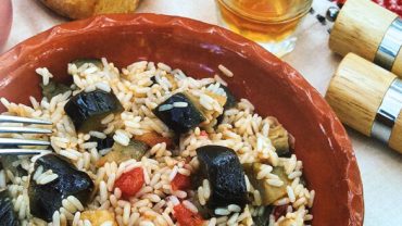 Μελιτζανοπίλαφο Μυκόνου: Δείτε εδώ την πεντανόστιμη συνταγή