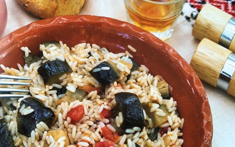 Μελιτζανοπίλαφο Μυκόνου: Δείτε εδώ την πεντανόστιμη συνταγή