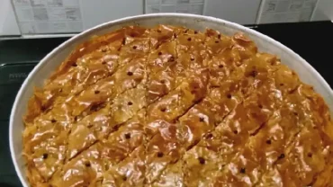 Μπακλαβάς Κύμης: Το απόλυτο παραδοσιακό σιριοπιαστό γλυκό