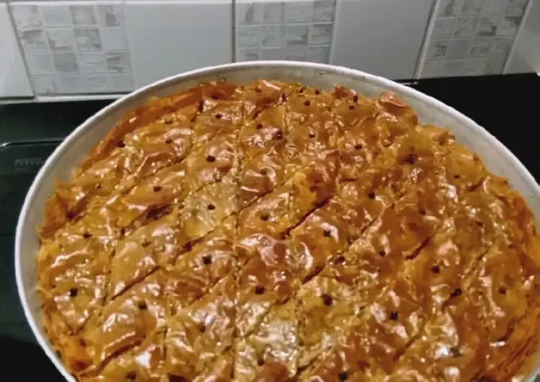 Μπακλαβάς Κύμης: Το απόλυτο παραδοσιακό σιριοπιαστό γλυκό