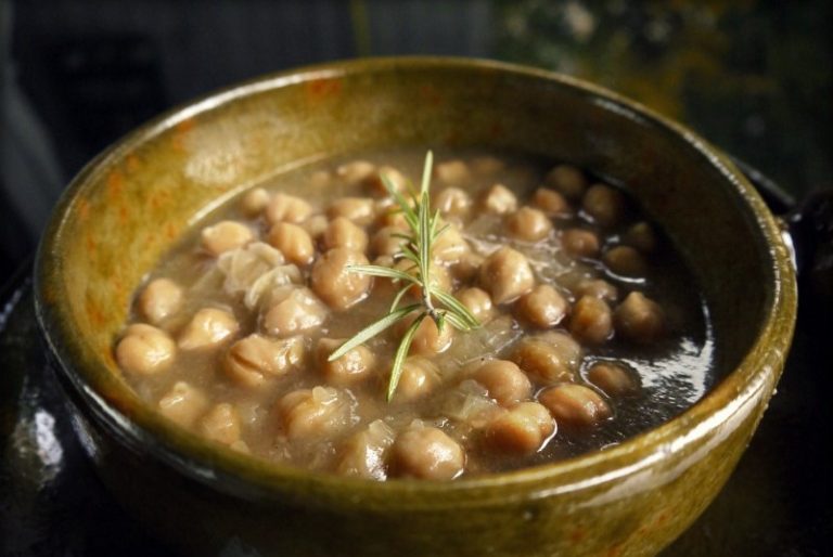 Ρεβυθάδα Σίφνου: Η πεντανόστιμη συνταγή του νησιού