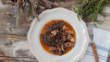 Σουπιές γιαχνί με χόρτα όπως τις φτιάχνουν στην Κρήτη