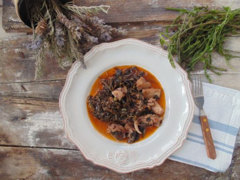 Σουπιές γιαχνί με χόρτα όπως τις φτιάχνουν στην Κρήτη