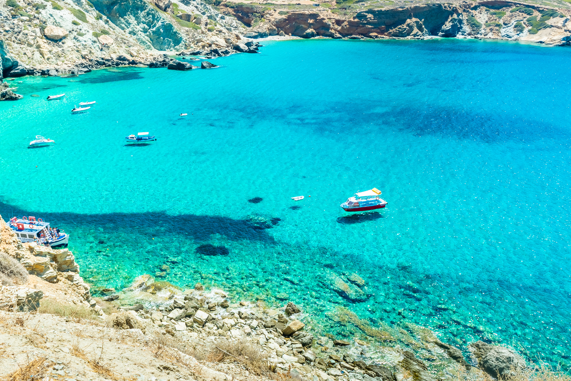 Αγκάλη: Η «εξωτική» παραλία της Φολεγάνδρου