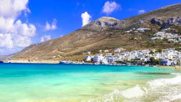 Αιγιάλη: Η παραλία με τα τιρκουάζ νερά στην Αμοργό