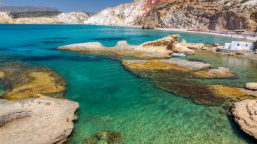 Φυριπλάκα: Μια ιδιαίτερη παραλία στη Μήλο