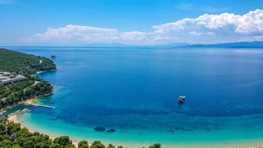 Κουκουναριές: Η «χρυσή» παραλία της Σκιάθου!