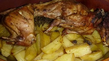 Γεμιστό κουνέλι με πατάτες για να γλύφετε τα δάχτυλα σας