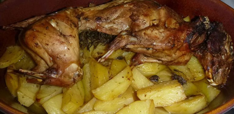 Γεμιστό κουνέλι με πατάτες για να γλύφετε τα δάχτυλα σας