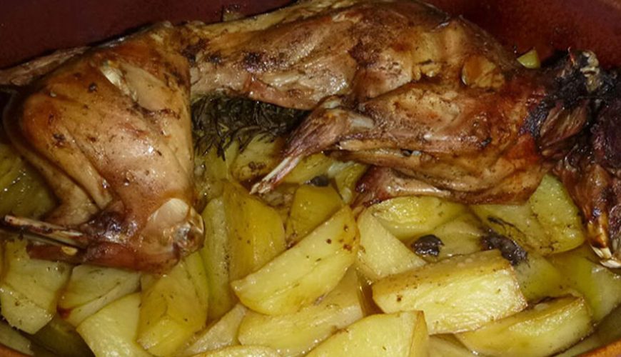Γεμιστό κουνέλι με πατάτες για να γλύφετε τα δάχτυλα σας