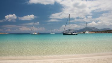 Πορί: Η γαλάζια «πισίνα» των Κυκλάδων…