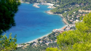 Πόρτο Γερμενό: Η καταπράσινη παραλία της Αττικής