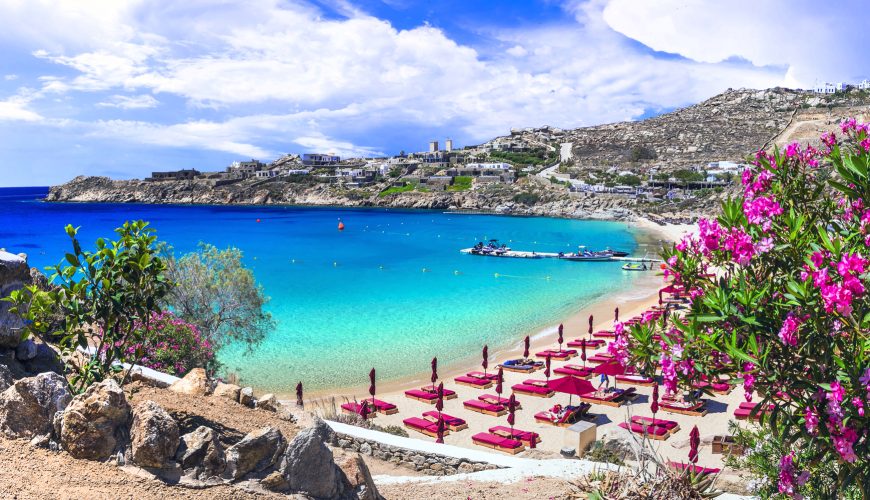 Super Paradise: Η διασημότερη παραλία στη Μύκονο