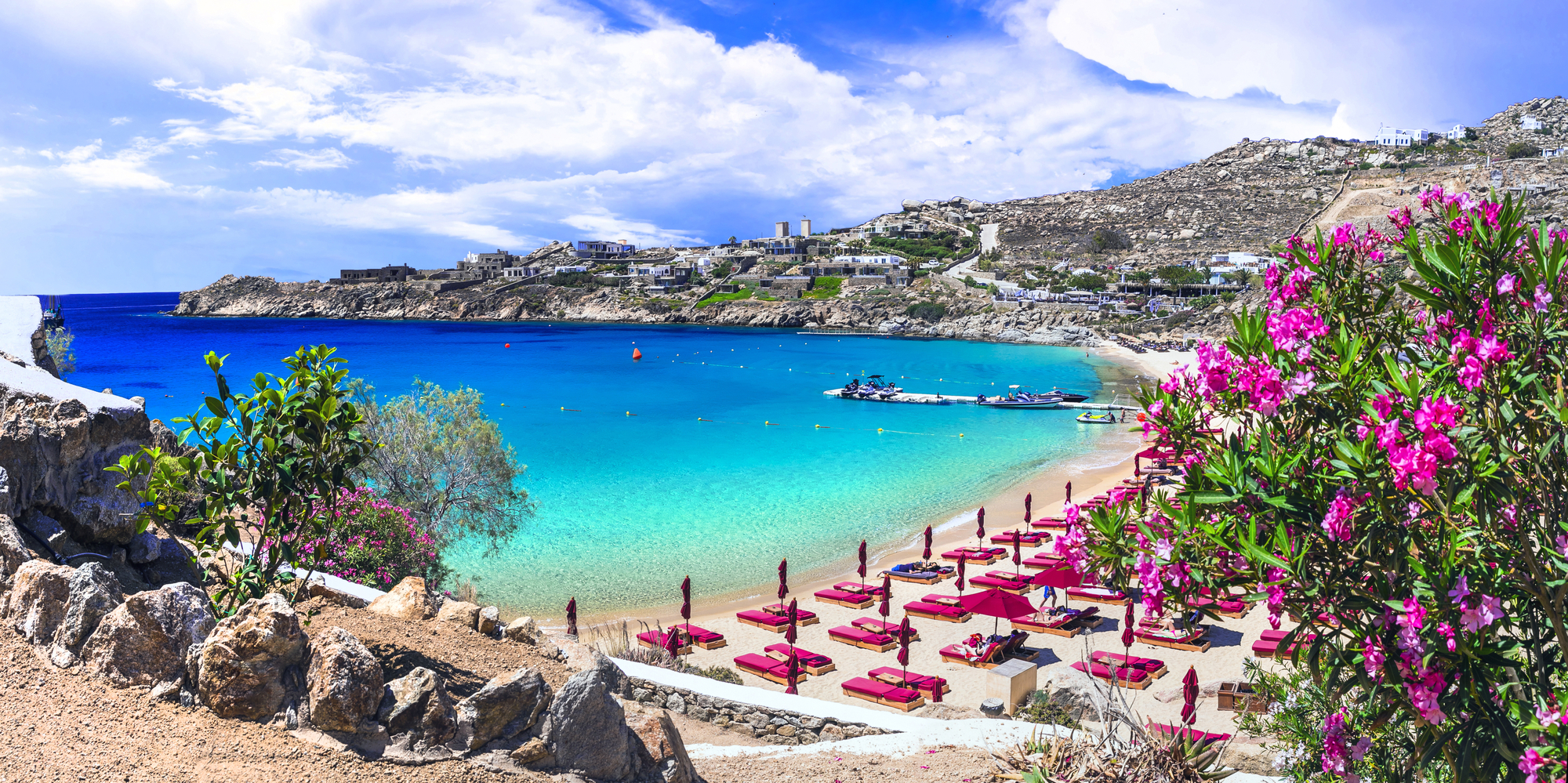 Super Paradise: Η διασημότερη παραλία στη Μύκονο