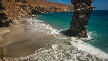 Της γριάς το πήδημα: Η «μυθική» παραλία της Άνδρου