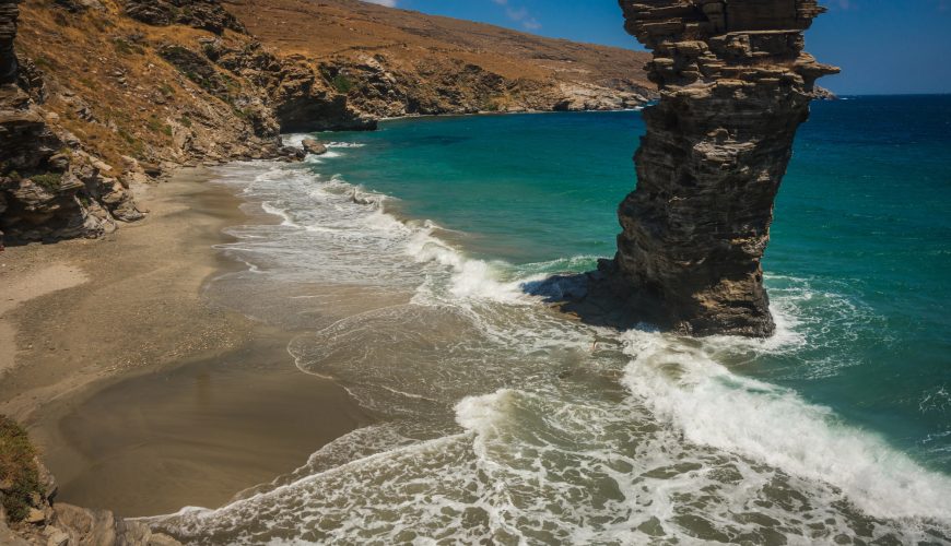 Της γριάς το πήδημα: Η «μυθική» παραλία της Άνδρου