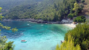 Αφτέλι: Η παραλία με τα κρυστάλλινα νερά στη Λευκάδα