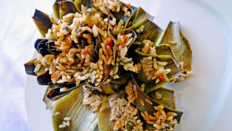 Αγκινάρες γεμιστές: Η πεντανόστιμη συνταγή από την Κάρπαθο