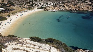 Λιβάδι και Κέδρος: Οι ομορφότερες παραλίες της Δονούσας