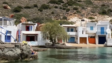 Μήλος: Η μαγεία του νησιού μέσα απ’ τα μάτια της Fulya Celik