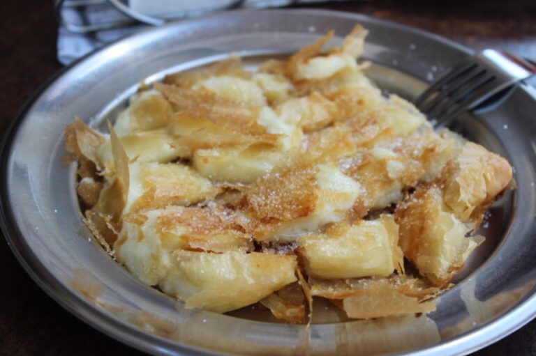 Μπουγάτσα Χανίων: Δείτε πώς φτιάχνεται