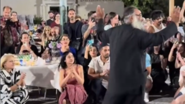 Πεδουλάς Λευκωσίας: Ο πατήρ Λουκάς χορεύει ζεϊμπέκικο και «ρίχνει» το Instagram